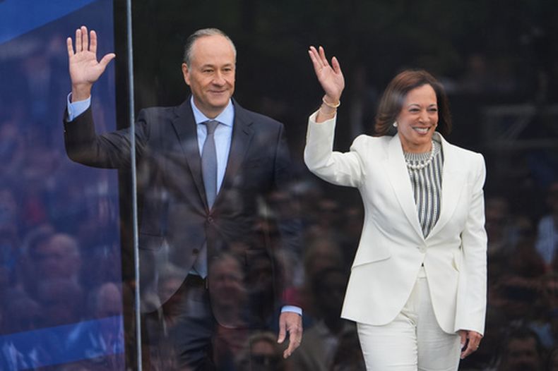 ARCHIVO - La exvicepresidenta Kamala Harris y su esposo Doug Emhoff llegan la ceremonia de inauguración del Centro Presidencial Obama, el 18 de junio de 2026, en Chicago. (Foto AP/Jeff Roberson, archivo)