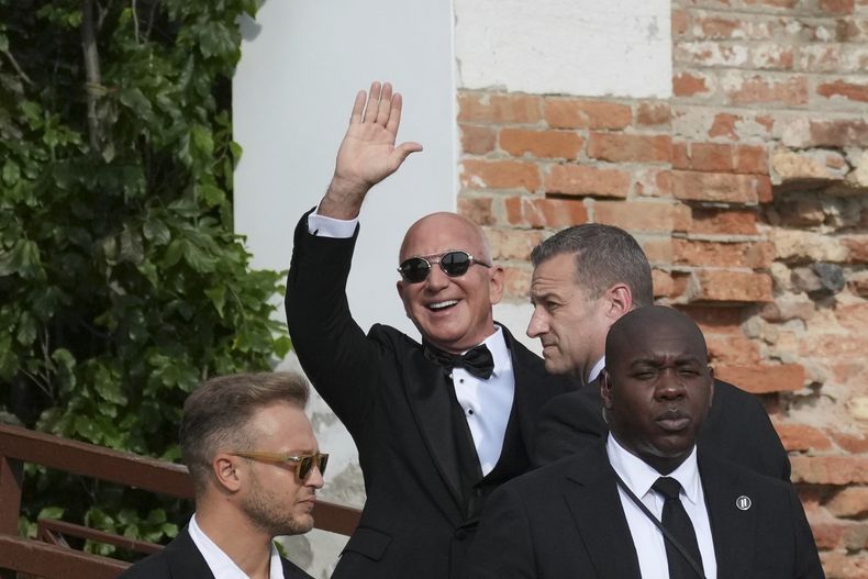Jeff Bezos saluda al llegar a la isla de San Giorgio previo a su boda con Lauren Sánchez, en Venecia, Italia, el viernes 27 de junio de 2025. (Foto AP/Antonio Calanni)