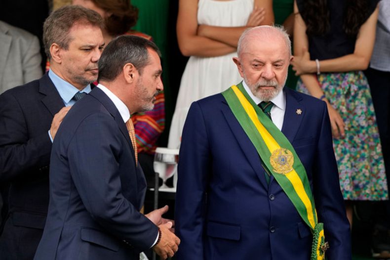 El presidente de Brasil, Luíz Inácio Lula da Silva, derecha, habla con el director general de la Policía Federal, Andrei Rodrigues, centro, junto al ministro de Justicia, Wellington Cesar, extremo izquierdo, durante las celebraciones del Día de la Independencia, en Brasilia, Brasil, el lunes 7 de septiembre de 2026. (AP Foto/Eraldo Peres)