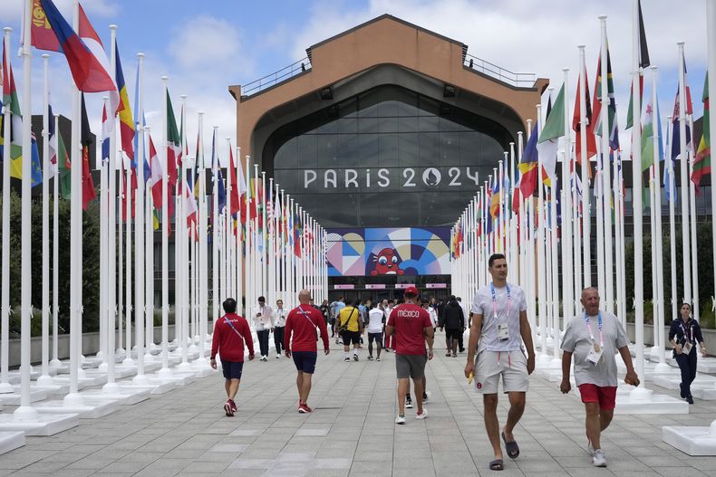ARCHIVO - La gente camina frente a la cantina de la Villa Olímpica, en los Juegos Olímpicos de Verano de 2024, el lunes 22 de julio de 2024, en París, Francia. (Foto AP/Michel Euler, Pool, Archivo)