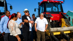 diaz-canel aparece con sombrero y guayabera en pinar del rio mientras ya se agrava la crisis tabacalera cubana