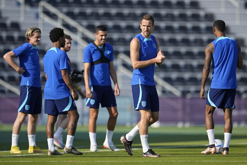 ARCHIVO - Foto del 24 de noviembre del 2022, Harry Kane con la selección inglesa durante un entrenamiento antes del encuentro de la Copa Mundial en el Grupo B ante Estados Unidos. (AP Foto/Abbie Parr, Archivo)