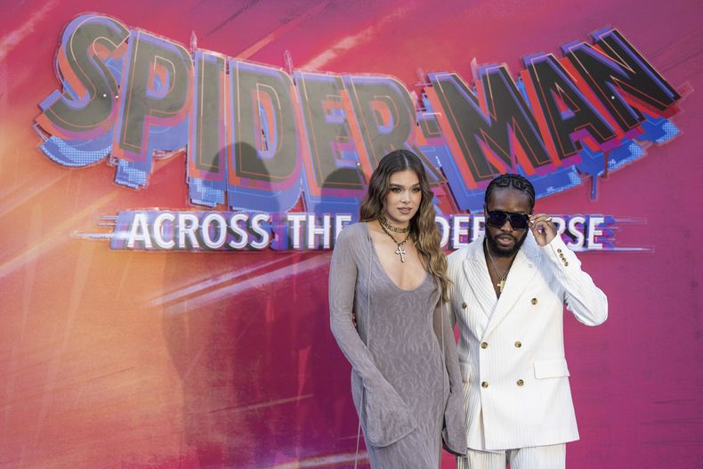 Shameik Moore, izquierda, y Hailee Steinfeld posan para retratos al llegar a una función de gala de la película Spider Man: Across the Spider Verse en Londres el jueves 1 de junio de 2023. (Foto Scott Garfitt/Invision/AP)