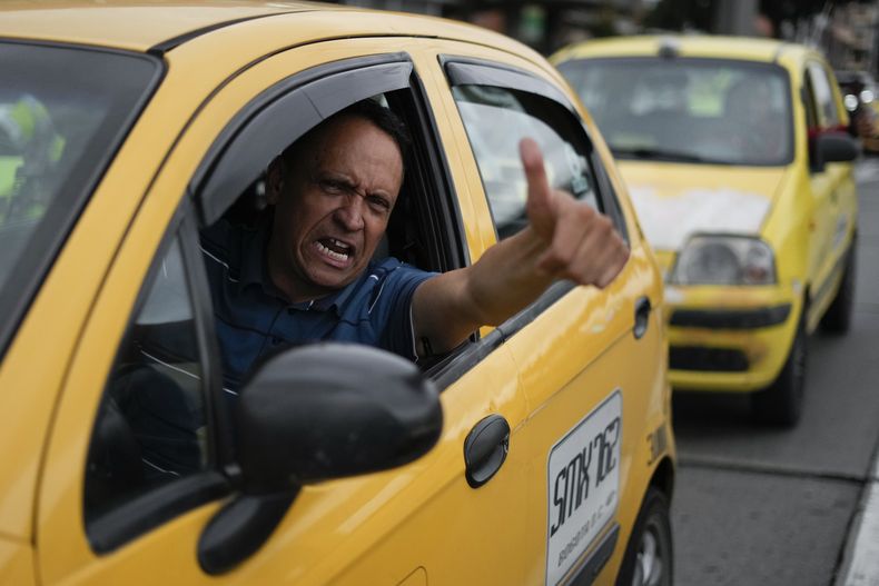 Conductores de taxis protestan con un paro nacional para reclamar al gobierno por el alza de precios de la gasolina en Bogotá, Colombia, el miércoles 9 de agosto de 2023. (AP Foto/Fernando Vergara)