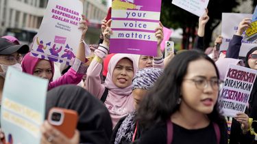 Activistas muestran carteles durante una marcha con motivo del Día Internacional de la Mujer, en Yakarta, Indonesia, el 8 de marzo de 2024. (AP Foto/Dita Alangkara)