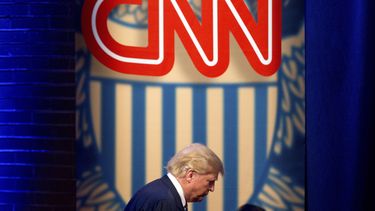ARCHIVO - El entonces candidato republicano a la presidencia Donald Trump llega para un evento público de CNN en la Universidad de Carolina del Sur, en Columbia, Carolina del Sur, el 18 de febrero de 2016. (AP Foto/Andrew Harnik, archivo)