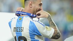 Lionel Messi, de Argentina, sostiene su medalla de campeón después de que su selección venció a la de Colombia en la final de la Copa América, en Miami Gardens, Florida, el lunes 15 de julio de 2024. (AP Foto/Rebecca Blackwell)