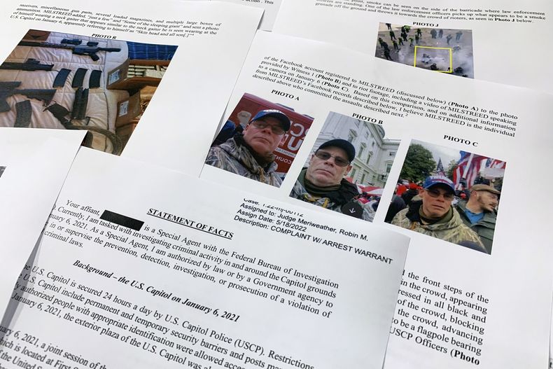 ARCHIVO - Declaración de hechos que sustentan la orden de arresto de Rodney Milstreed, de Finksburg, Maryland, en foto del 24 de mayo de 2022. Milstreed fue condenado a cinco años prisión el viernes 22 de setiembre de 2023 por atacar a un fotógrafo de AP y agentes de policía durante el asalto al Capitolio del 6 de enero de 2021. (AP Foto/Jon Elswick, File)
