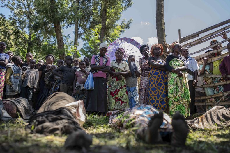Personas se reúnen para identificar cadáveres tras súbitas inundaciones en la aldea de Nyamukubi, provincia de Kivu del Sur, en la República Democrática del Congo, el sábado 6 de mayo de 2023. (AP Photo/Moses Sawasawa)