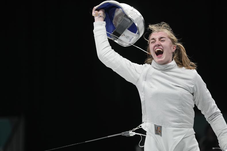La estadounidense Magda Skarbonkiewicz celebra tras vencer a su compatriota Maia Chamberlain en la final del sable femenino de la esgrima de los Juegos Panamericanos en Santiago, Chile, el martes 31 de octubre de 2023. (AP Foto/Matías Delacroix)
