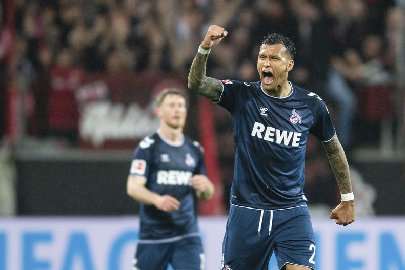 Davie Selke del Colonia celebra tras anotar el 1-0 en el encuentro ante l Bayer Leverkusen en la Bundesliga el viernes 5 de mayo del 2023. (Marius Becker/dpa via AP)