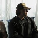El cantautor mexicano Kevin Kaarl, a la derecha, posa para un retrato con su hermano mellizo y músico Bryan durante una entrevista en la Ciudad de México, el 27 de febrero de 2025. (Foto AP Berenice Bautista)