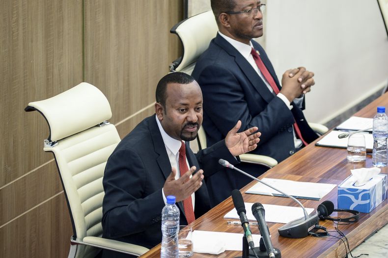ARCHIVO - El primer ministro etíope, Abiy Ahmed, pronuncia un discurso ante el Parlamento en Adís Abeba, Etiopía, el 15 de noviembre de 2022. (AP Foto/Archivo)