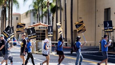 En una muestra de solidaridad, guionistas se unen a las protestas del Sindicato de Actores de la Pantalla-Federación Estadounidense de Artistas de Televisión y Radio (SAG-AFTRA por sus siglas en inglés) frente a la entrada de los estudios Warner Bros. en Burbank, California, el martes 26 de septiembre de 2023. (AP Foto/Richard Vogel)