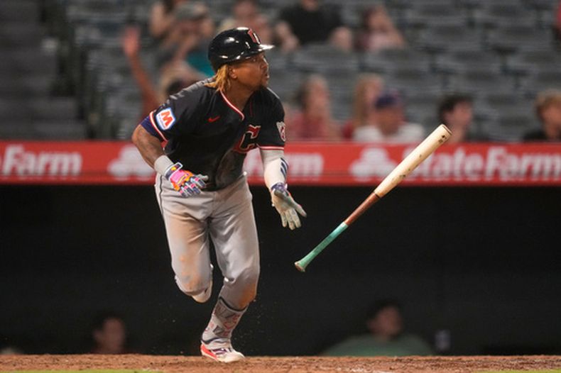 El dominicano José Ramírez, de los Guardianes de Cleveland, avanza a primera tras conectar un doble en la décima entrada del duelo ante los Angelinos de Los Ángeles, el martes 25 de agosto de 2026 (AP Foto/Mark J. Terrill)