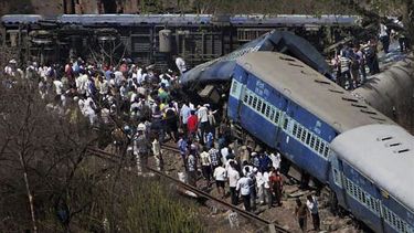 americateve | Tren descarrilado cerca de la estaci&oacute;n de Roha, a 110 kil&oacute;metros (70 millas) al sur de Mumbai, en el estado de Maharashtra, India, el domingo 4 de mayo del 2014. (Foto AP)