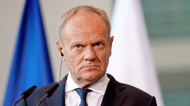 ARCHIVO - El primer ministro polaco, Donald Tusk, mira durante una conferencia de prensa durante la cumbre E5 de naciones europeas antes de una cumbre de la OTAN en Berlín, el miércoles 24 de junio de 2026. (Kay Nietfeld/dpa via AP,File)