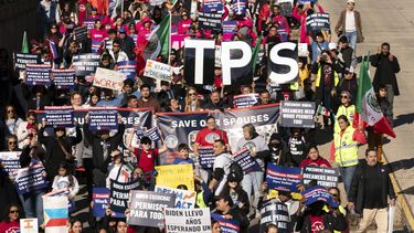 Inmigrantes que han estado en Estados Unidos durante años se manifiestan pidiendo permisos de trabajo para los programas de Acción Diferida para los Llegados en la Infancia (DACA) y Estatus de Protección Temporal (TPS) en Franklin Park en Washington, el martes 14 de noviembre de 2023. (AP Foto/José Luis Magana)