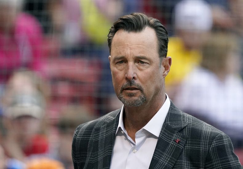 ARCHIVO - El exlanzador de los Medias Rojas de Boston Tim Wakefield previo a un juego de los Medias Rojas y los Atléticos de Oakland, el miércoles 15 de junio de 2022, en Boston. (AP Foto/Mary Schwalm)