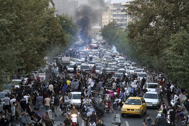 Iraníes sufren cortes de internet en medio de protestas