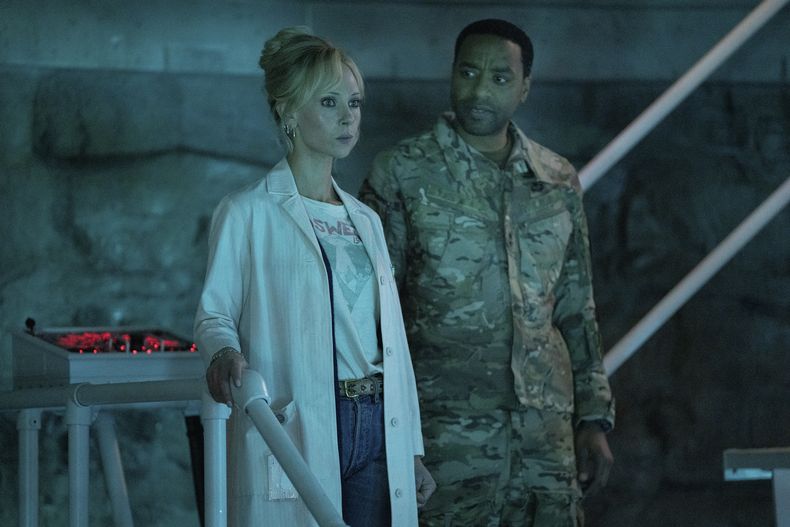 En esta imagen proporcionada por Sony Pictures, Juno Temple, izquierda, y Chiwetel Ejiofor en una escena de Venom: The Last Dance. (Columbia-Sony Pictures vía AP)