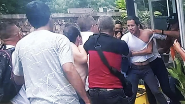 chavistas enfurecidos agredieron salvajemente a juan guaido