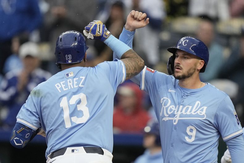 El venezolano de los Reales de Kansas City Salvador Pérez celebra con Vinnie Pasquantino después de que anotar un jonrón de dos carreras en la primera en el duelo ante Azulejos de Toronto el jueves 25 de abril del 2024. (AP Foto/Charlie Riedel)