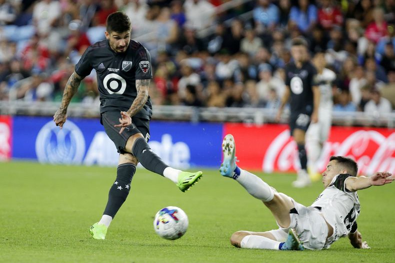 ARCHIVO - Taxi Fountas, del DC United, se desliza para tapar un tiro de Álvaro Fidalgo, del América, en el JUego de Estrellas de la MLS, el 10 de agosto de 2022, en St. Paul, Minnesota (AP Foto/Andy Clayton-King, archivo)