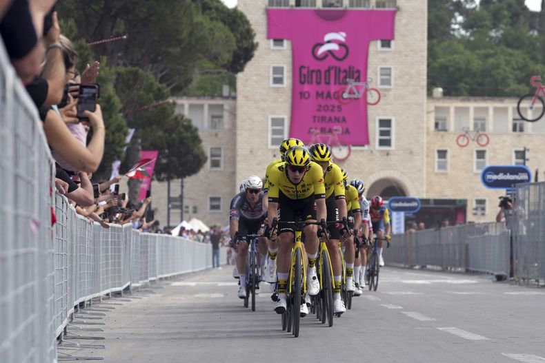 El pelotón del Giro de Italia durante la primera etapa entre Durazzo y Tirana en Albania, el viernes 9 de mayo de 2025. (Fabio Ferrari/LaPresse vía AP)