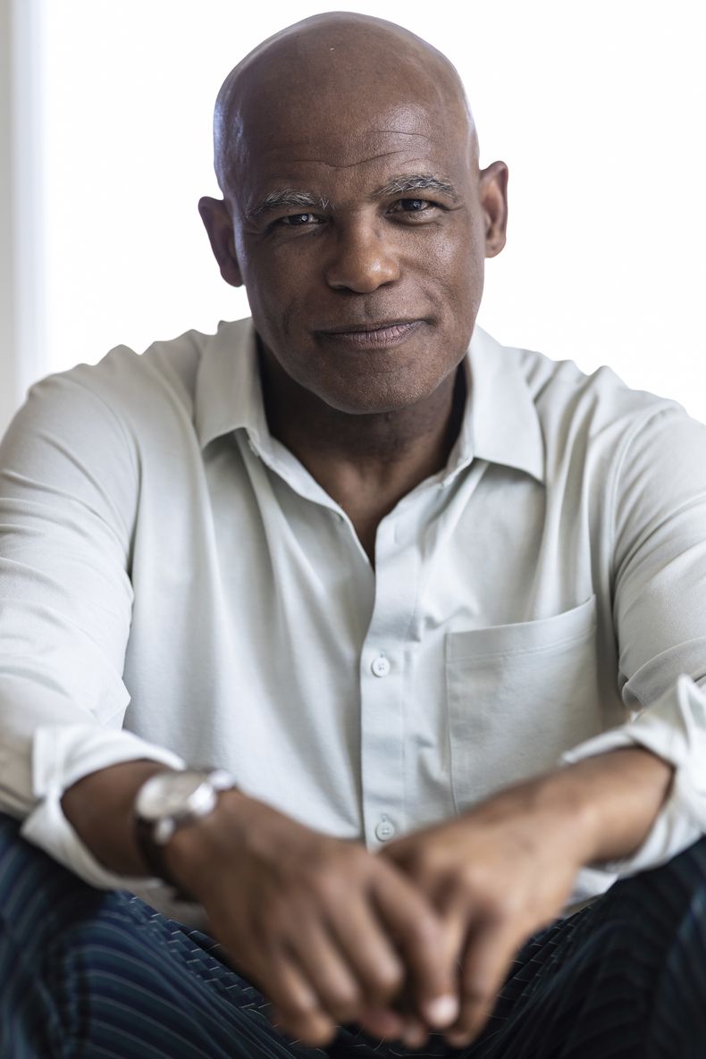 Gene Folkes, exconcursante de The Apprentice posa en su apartamento en Manhattan el miércoles 5 de junio de 2024, en Nueva York. Versiones sobre el comportamiento de Trump en The Apprentice han hecho resurgir acusaciones sobre si fue ofensivo con los concursantes negros en el programa. (Foto AP/Stefan Jeremiah)