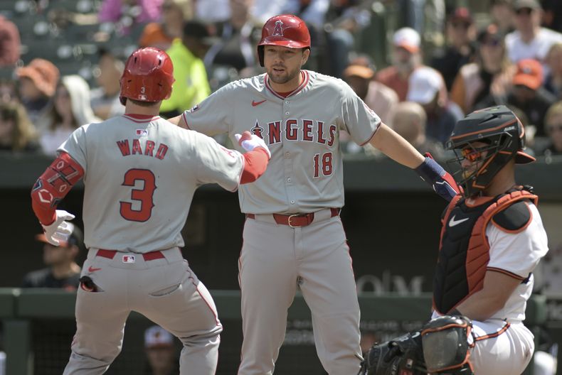 Nolan Schanuel (18) de los Angelinos de Los Ángeles celebra con su commpañero de equipo Taylor Ward luego de que ambos anotaran en un cuadrangular de dos carreras conectado por Ward ante los Orioles de Baltimore durante la primera entrada del juego de béisbol, el domingo 31 de marzo de 2024, en Baltimore. (AP Foto/Steve Ruark)