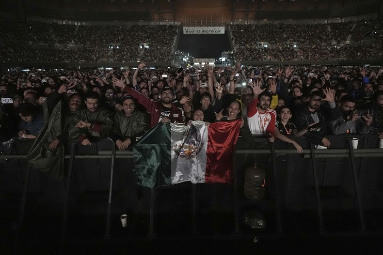 Fans en el concierto de Oasis durante su gira mundial en la Ciudad de México, el viernes 12 de septiembre de 2025. (Foto AP/Eduardo Verdugo)