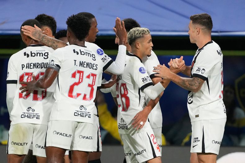 Adson del Vasco da Gama celebra con sus compañeros tras anotar en el duelo de ida de las semifinales de la Copa Sudamericana ante el Boca Juniors el martes 13 de octubre del 2026. (AP Foto/Gustavo Garello)