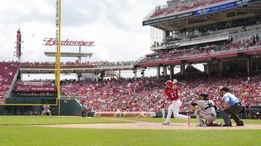 Jake Fraley (27) de los Rojos de Cincinnati batea un sencillo ante los Gigantes de San Francisco, el jueves 20 de julio de 2023, en Cincinnati. (AP Foto/Jeff Dean)