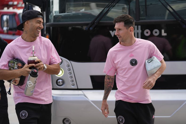 Los atacantes del Inter Miami, el uruguayo Luis Suárez (izquierda), y el argentino Lionel Messi, caminan a su llegada para el partido de la MLS ante St. Louis City, el sábado 1 de junio de 2024, en Fort Lauderdale, Florida. (AP Foto/Rebecca Blackwell)
