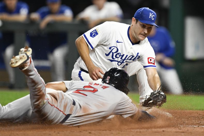 Dominic Smith de los Medias Rojas de Boston evita que lo toque el abridor de los Reales de Kansas City Seth Lugo en la sexta entrada el martes 6 de agosto del 2024.(AP Foto/Reed Hoffmann)