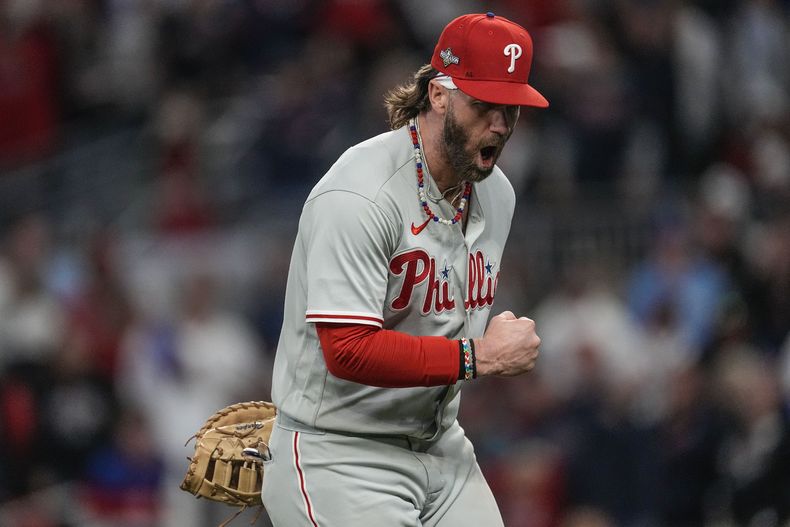 Bryce Harper, de los Filis de Filadelfia, festeja un doble play en el primer juego de la serie divisional de la Liga Nacional ante los Bravos de Atlanta, el sábado 7 de octubre de 2023 (AP Foto/John Bazemore)