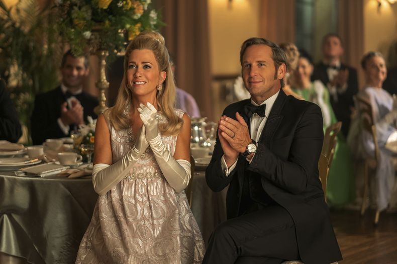 En esta imagen proporcionada por Apple TV+ Kristen Wiig, izquierda, y Josh Lucas en una escena de la serie Palm Royale. (Apple TV+ vía AP)