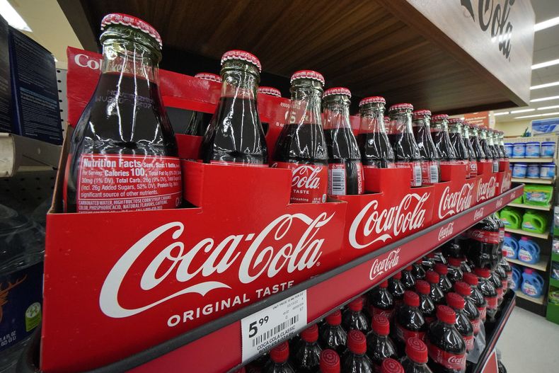 Botellas de Coca-Cola en un supermercado de Uniontown, Pensilvania, el domingo 24 de abril de 2022. (AP Foto/Gene J. Puskar)