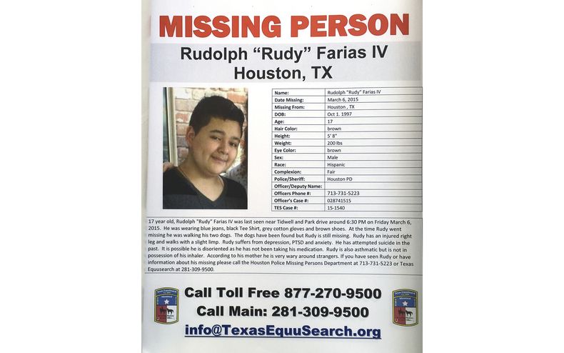 Esta fotografía muestra un cartel de persona desaparecida para Rudolph Rudy Farias IV durante un evento por el Día de las Personas Desaparecidas, el domingo 31 de enero de 2016, en el ayuntamiento de Houston. (TexasEquuSearch/Cortesía del Houston Chronicle vía AP)
