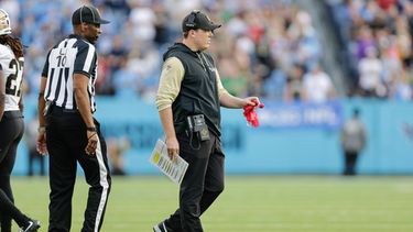 ARCHIVO - El entrenador en jefe de los Saints de Nueva Orleans, Kellen Moore, se prepara para lanzar la bandera roja de desafío durante la segunda mitad de un partido de fútbol americano de la NFL contra los Titans de Tennessee, el 28 de diciembre de 2025, en Nashville, Tennessee. (Foto AP/Stew Milne, Archivo)
