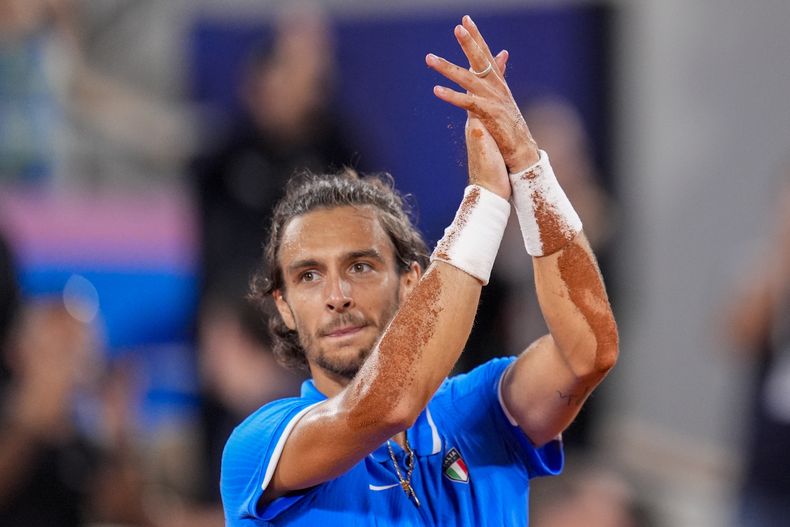 El italiano Lorenzo Musetti festeja tras vencer al canadiense Felix Auger-Aliassime, en el partido por la medalla olímpica de bronce en tenis, el sábado 3 de agosto de 2024 (AP Foto/Manu Fernández)