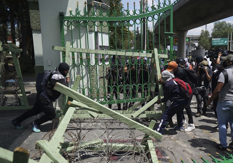 Manifestantes atacan complejo militar en México
