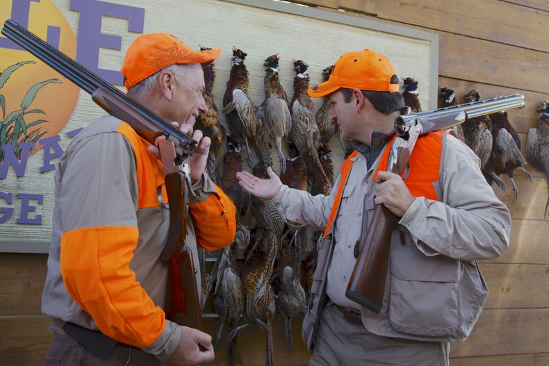 El senador Ted Cruz y el representante Steve King, ambos republicanos, observan faisanes despu&eacute;s de una cacer&iacute;a organizada por el segundo el 26 de octubre del 2013 en Akron, Iowa. Un a&ntilde;o despu&eacute;s de perder una elecci&oacute;n pr