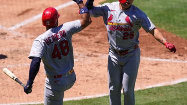 JJ Wetherholt, derecha, de los Cardenales de San Luis es felicitado por Iván Herrera después de batear un cuadrangular solitario durante la sexta entrada del juego de béisbol de Grandes Ligas contra los Angelinos de Los Ángeles, el miércoles 22 de julio de 2026, en Anaheim, California. (AP Foto/Mark J. Terrill)