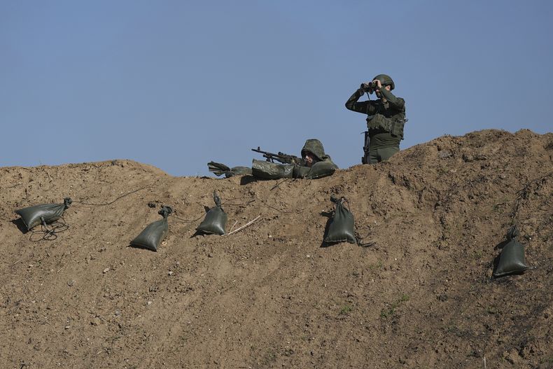 Soldados israelíes, vistos cerca de la Frontera con la Franja de Gaza, en el sur de Israel, el 30 de noviembre de 2023, durante el alto el fuego temporal entre Israel y Hamás. (AP Foto/Tsafrir Abayov)