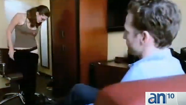 americateve | Una sexóloga tiene una manera muy peculiar de tratar a pacientes adictos a la pornografía.