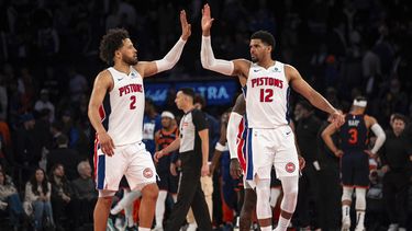 Cade Cunningham (2) y Tobias Harris (12), de los Pistons de Detroit, chocan las manos al final del segundo juego de la serie de primera ronda de los playoffs del baloncesto de la NBA frente a los Knicks de Nueva York, el lunes 21 de abril de 2025, en Nueva York. (AP Foto/Angelina Katsanis)