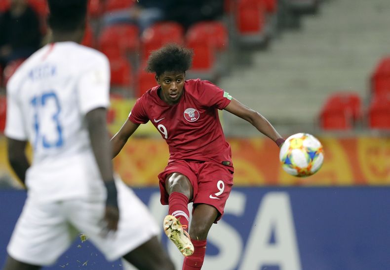 ARCHIVO - El futbolista qatarí Yusuf Abdurisag patea el balón durante el partido contra Estados Unidos en el Mundial Sub20 en Tychy, Polonia. Abdurisag ha sido acusados de proferir insultos racistas a un jugador de Nueva Zelanda durante un partido amistoso en Austria. (AP Foto/Sergei Grits)