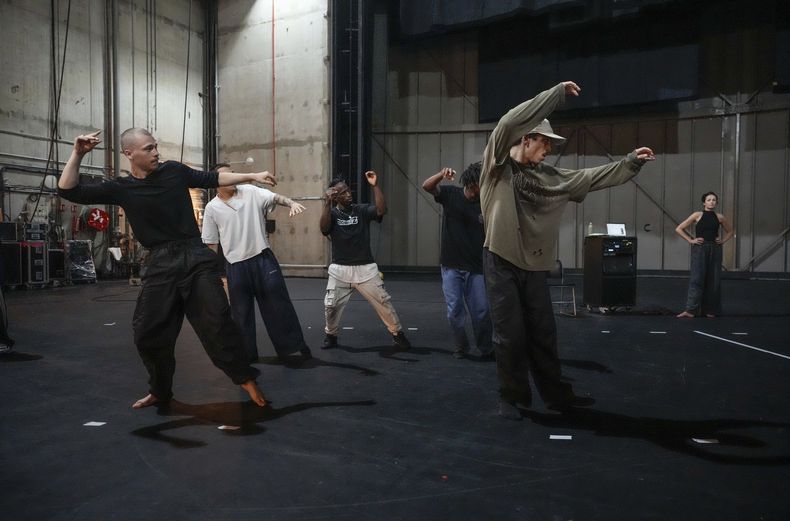 Bailarines ensayan la Danza de los Juegos en la sala de conciertos de Creteil, al este de París, el miércoles 31 de julio de 2024. Mourad Merzouki llevará la danza hip hop a los Juegos Olímpicos de París. El coreógrafo franco-argelino es el creador de la Danza de los Juegos. La exhibición de Merzouki en el Parque de Campeones de Trocadéro comienza el lunes 2 de agosto. 5, 2024. (Foto AP/Michel Euler)